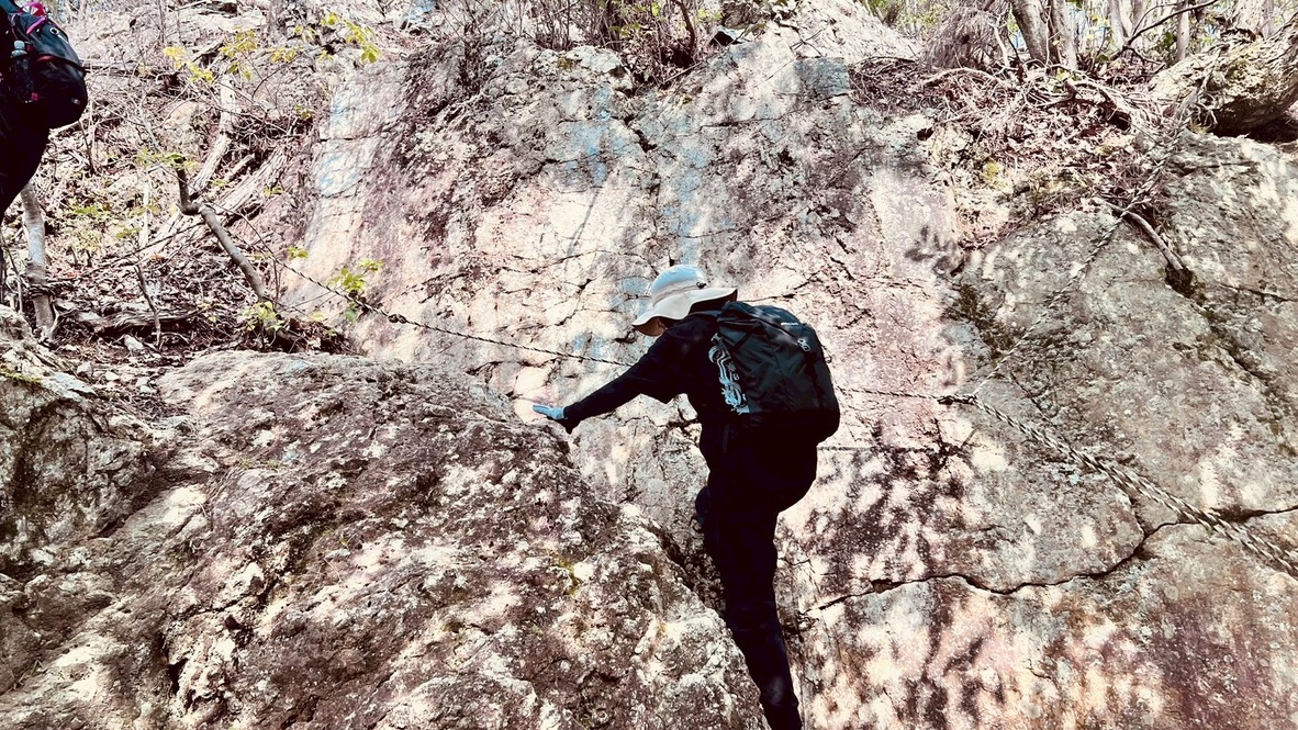 大きな岩を登る体験