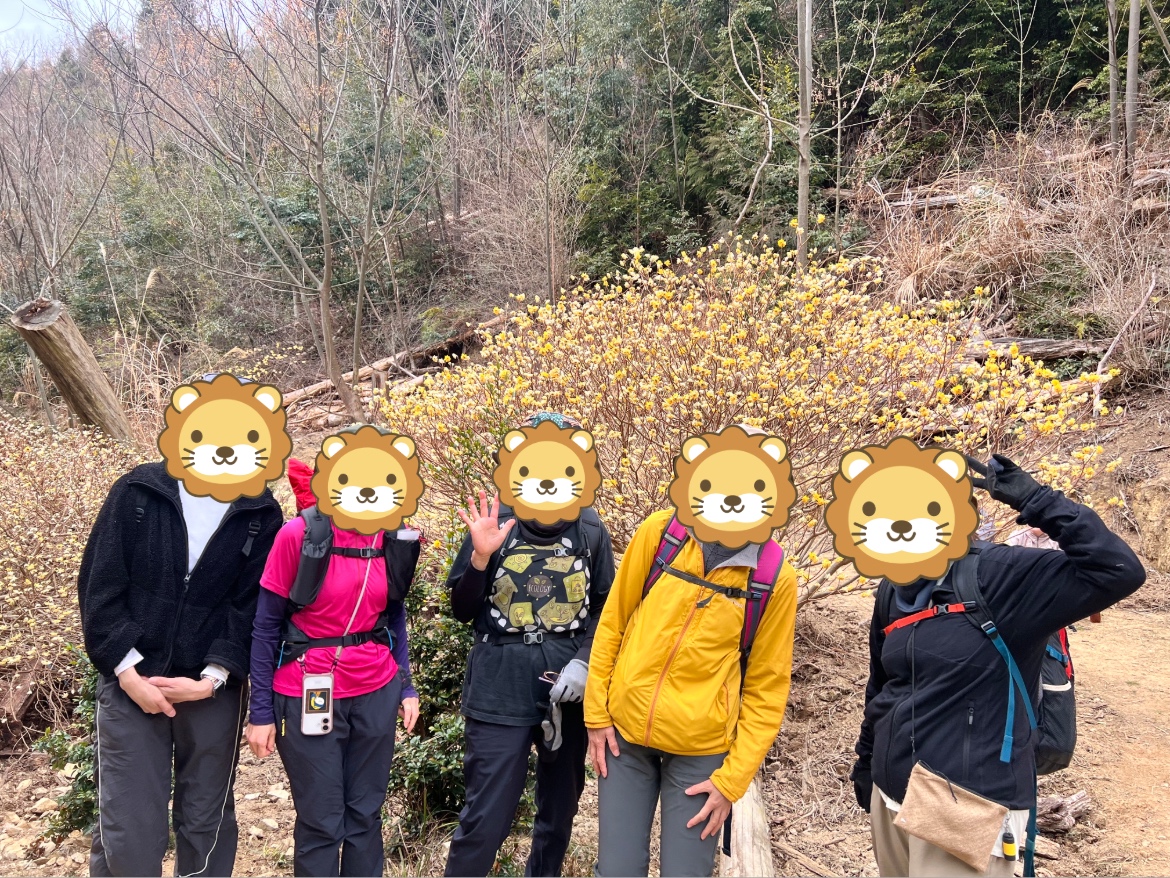 ミツマタの前で記念写真